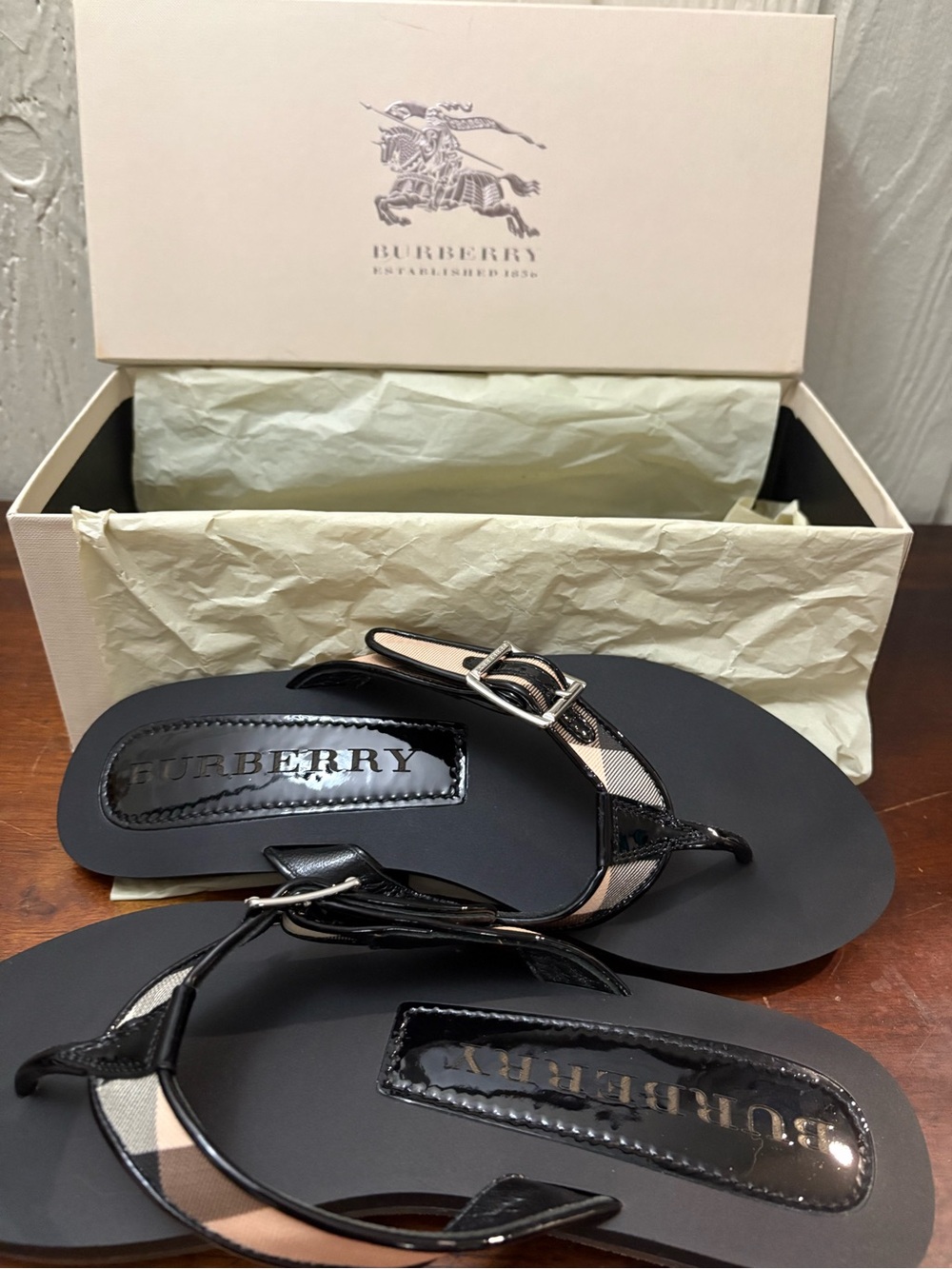 NWT Burberry Nova Lancaster Flip Flop Size 8
